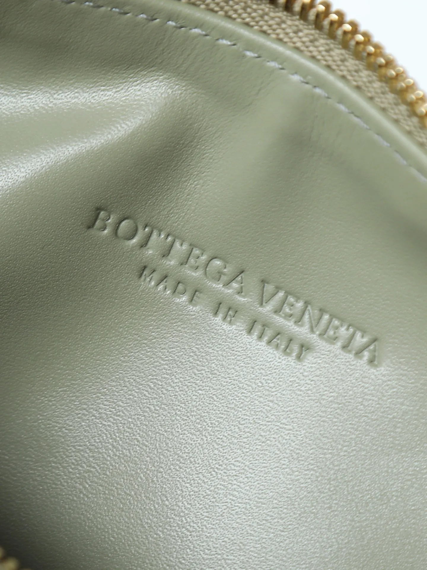 Batch 1640. A lunch bag that is predicted to be popular again this year. The entire bag is made of top-grade naa lambskin. It is very soft and lightweight. It also uses the intrecciato weaving process that the two founders spent several months developing from the beginning of the brand. It is completely hand-woven by Italian craftsmen. It perfectly reflects the craftsmanship of Bottega. The entire bag shape is also a very practical and popular lunch box bag shape. The slightly curved arc of the bag mouth can also better fit our wrists. Style number: 754443 Size: 22*13*9